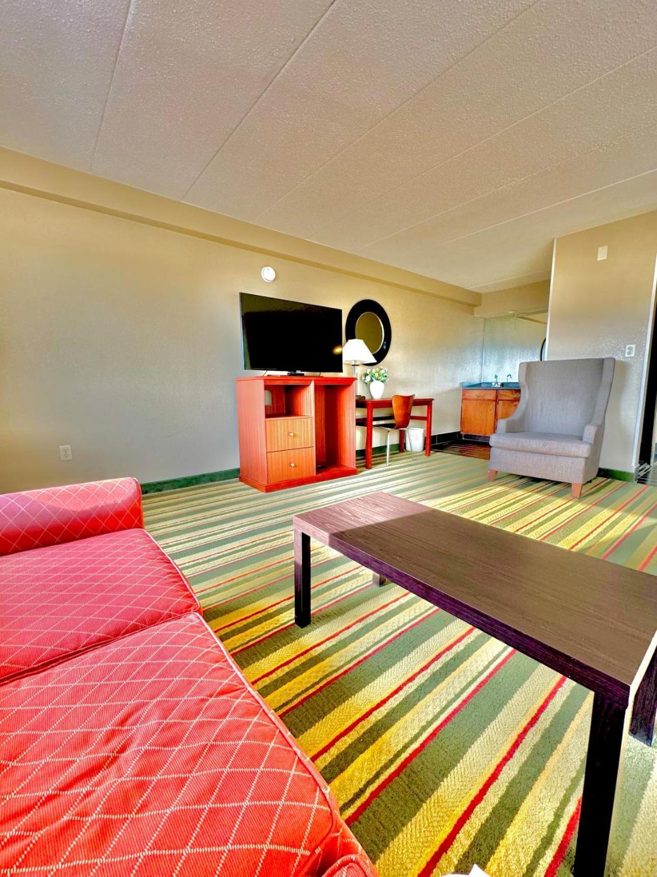 Super 8 By Wyndham Frederick Otel Dış mekan fotoğraf