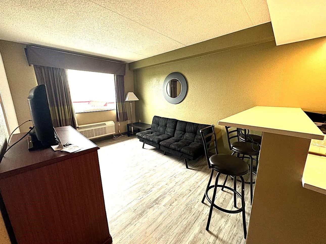 Super 8 By Wyndham Frederick Otel Dış mekan fotoğraf
