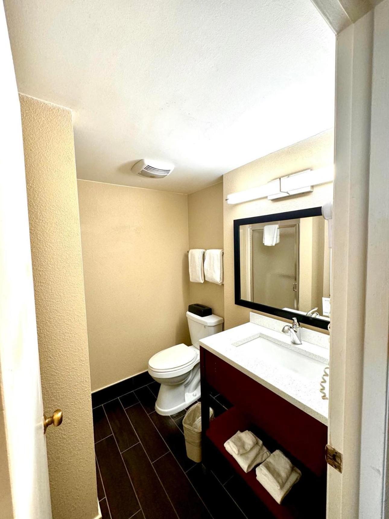 Super 8 By Wyndham Frederick Otel Dış mekan fotoğraf