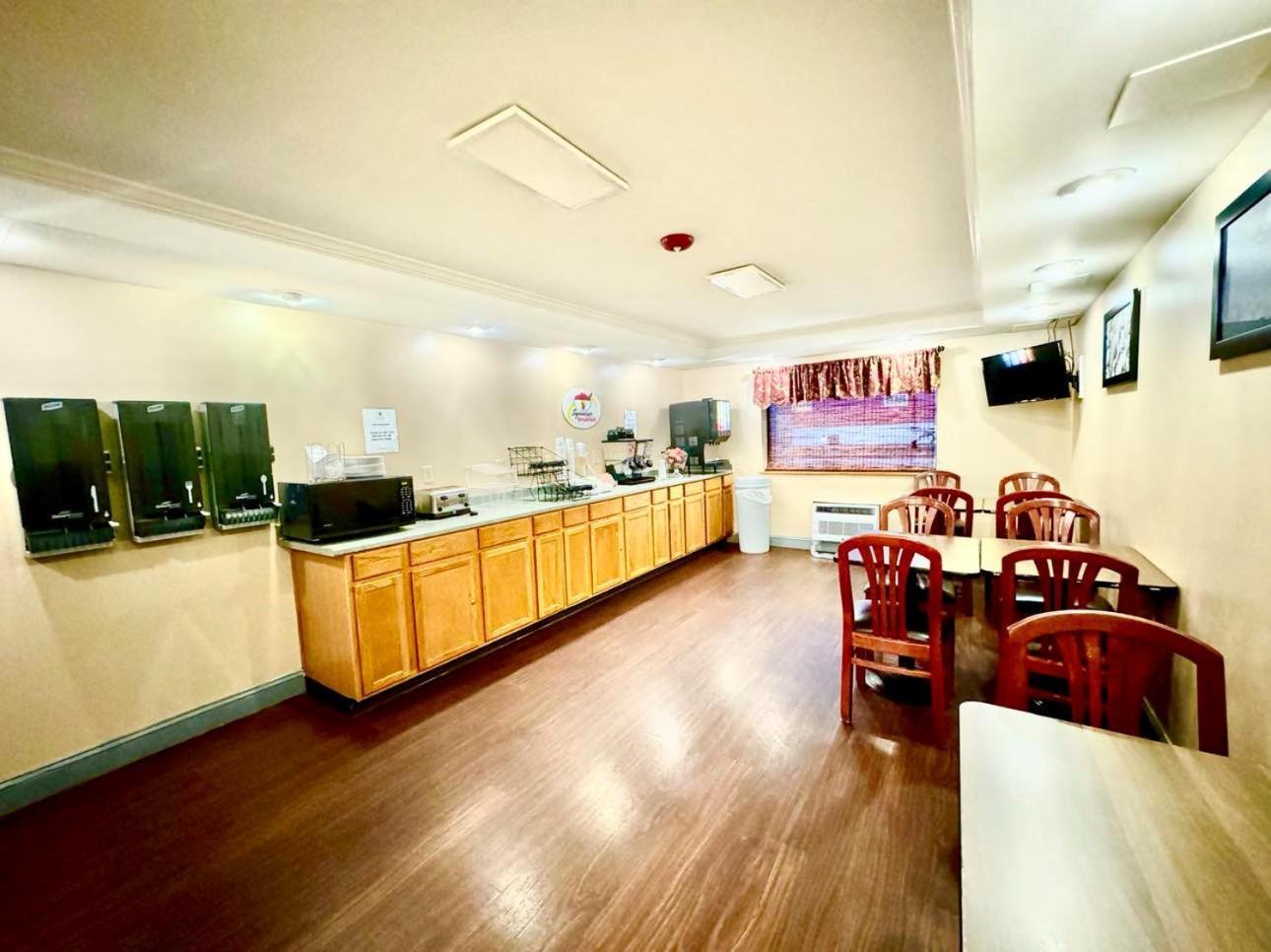 Super 8 By Wyndham Frederick Otel Dış mekan fotoğraf