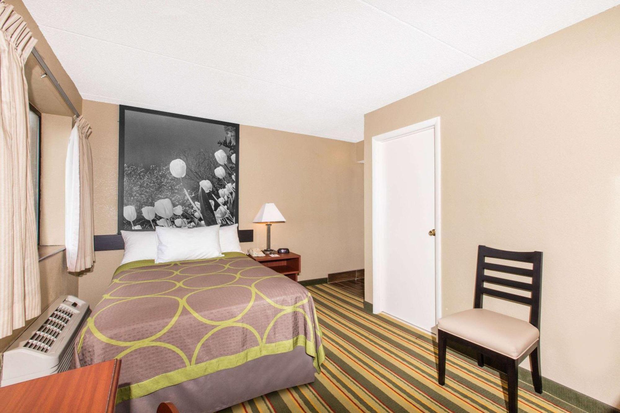Super 8 By Wyndham Frederick Otel Dış mekan fotoğraf