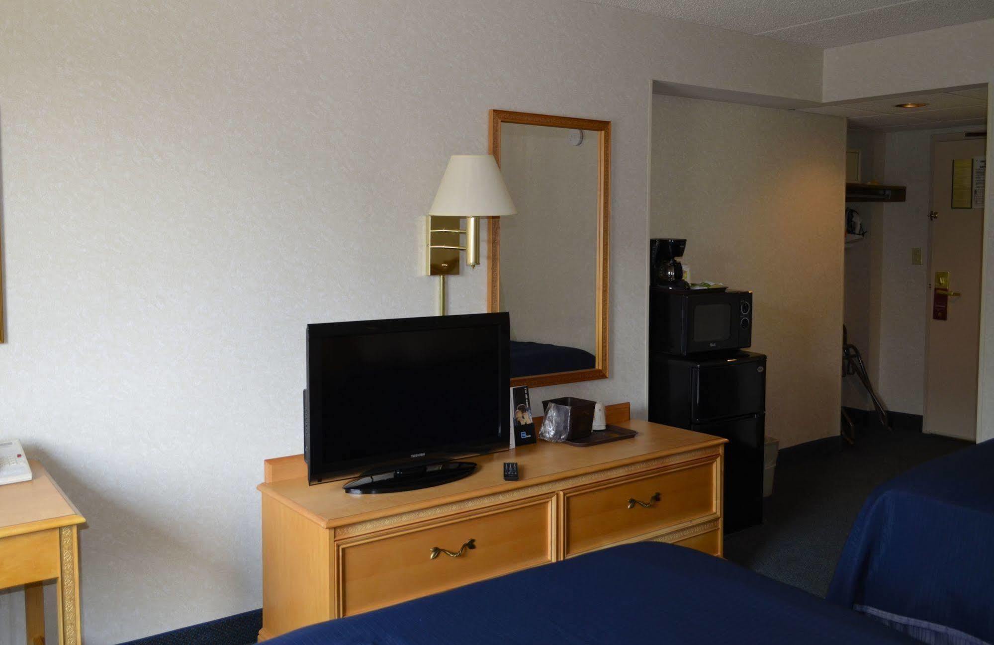 Super 8 By Wyndham Frederick Otel Dış mekan fotoğraf