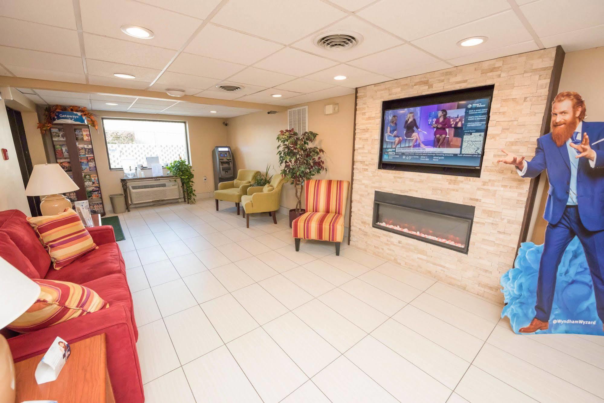 Super 8 By Wyndham Frederick Otel Dış mekan fotoğraf