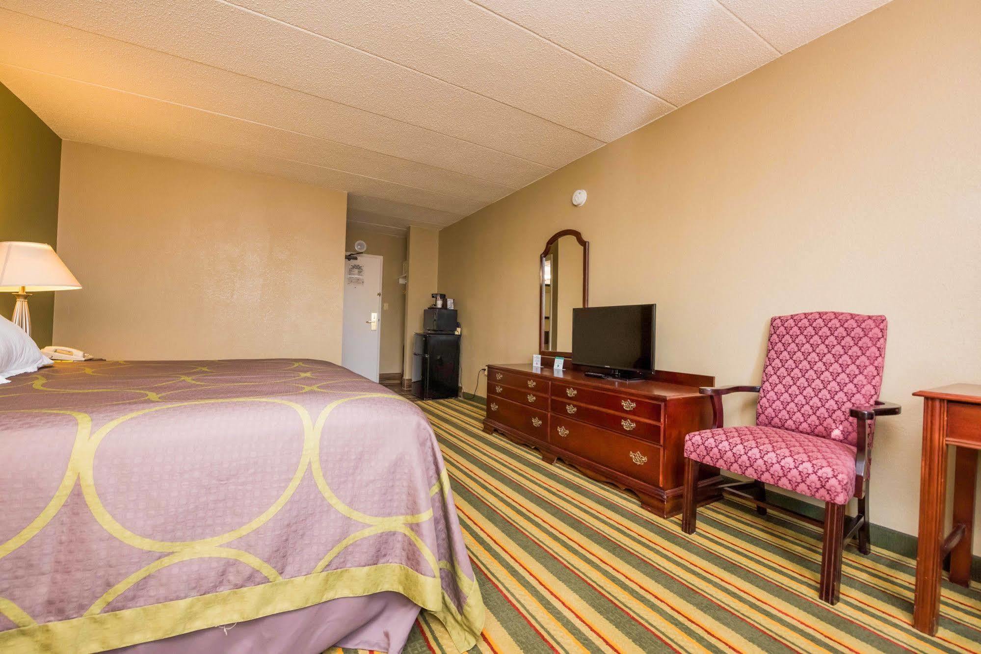 Super 8 By Wyndham Frederick Otel Dış mekan fotoğraf