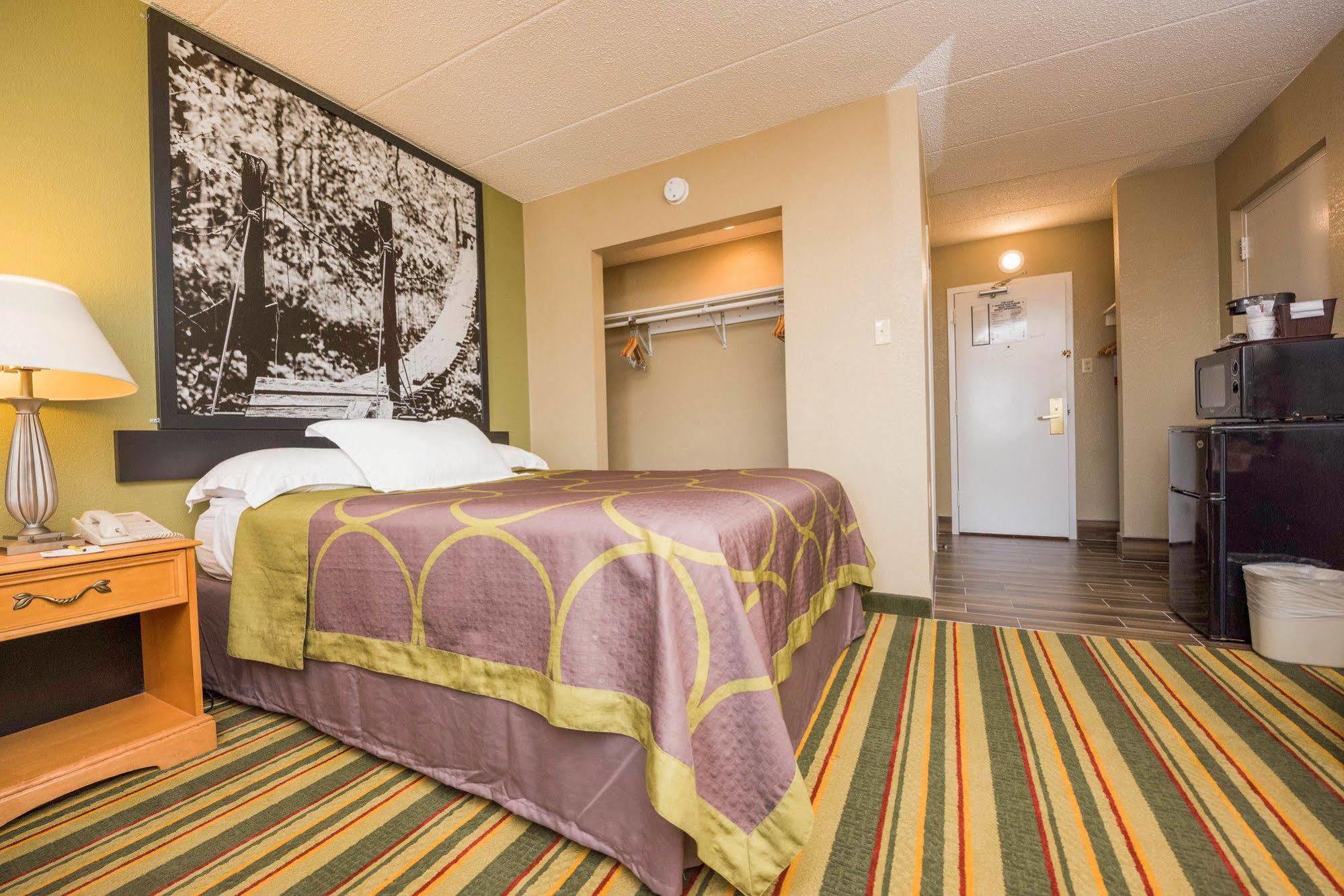 Super 8 By Wyndham Frederick Otel Dış mekan fotoğraf