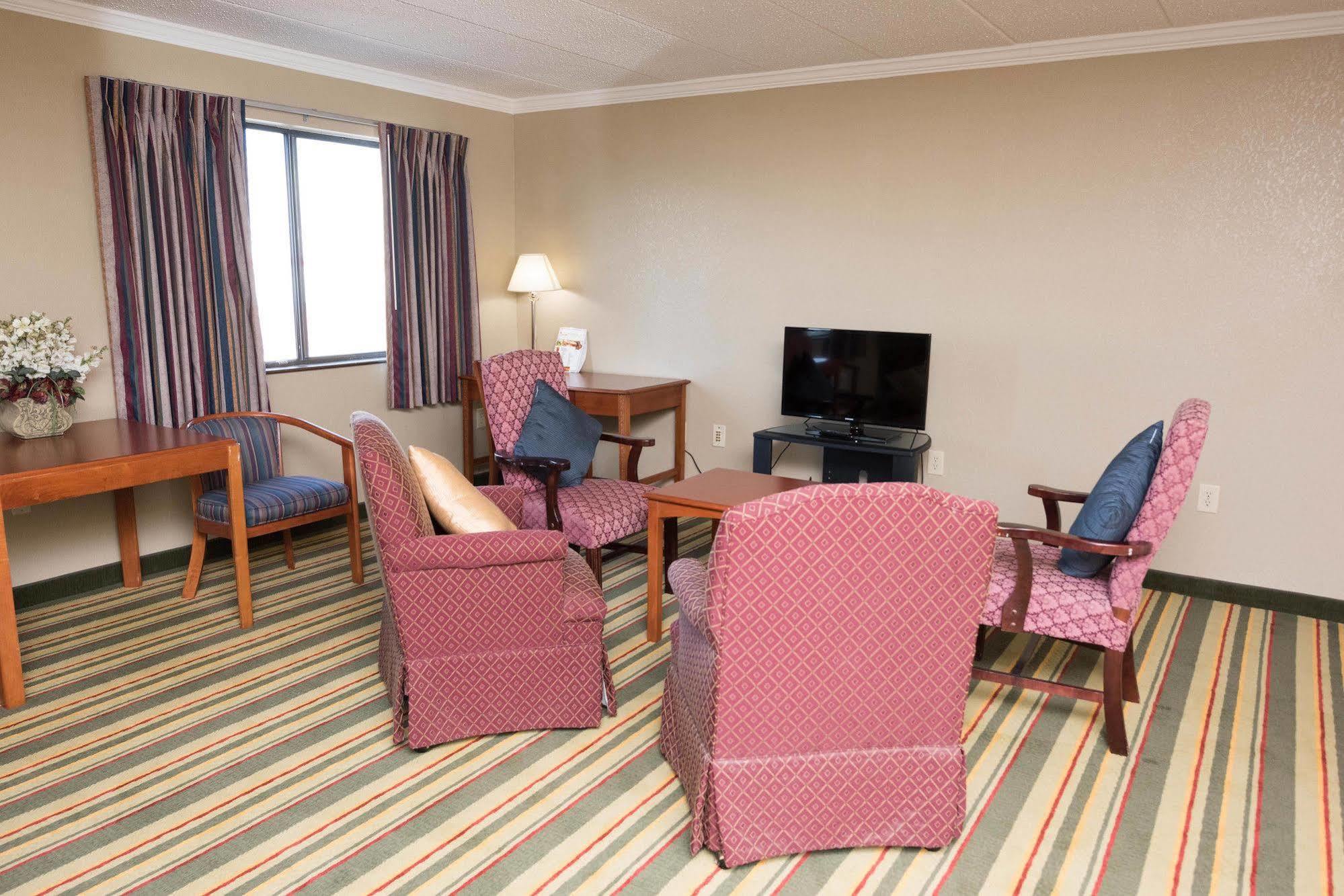Super 8 By Wyndham Frederick Otel Dış mekan fotoğraf