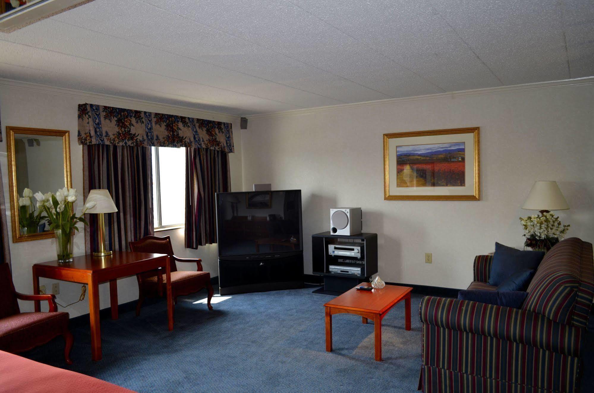 Super 8 By Wyndham Frederick Otel Dış mekan fotoğraf