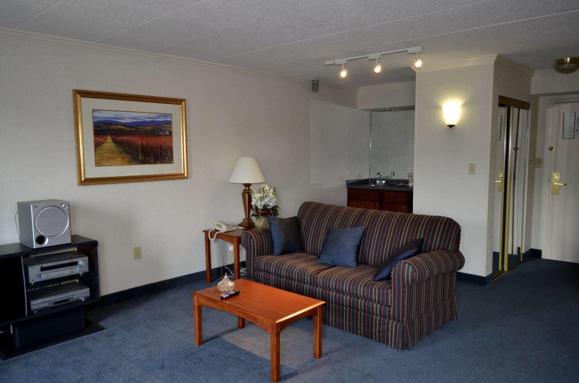 Super 8 By Wyndham Frederick Otel Dış mekan fotoğraf